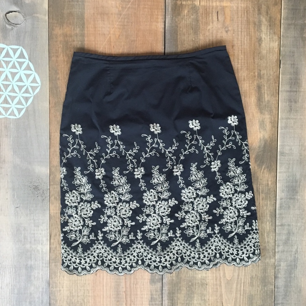 Karen Kane Black Embroidered Skirt. Size 6